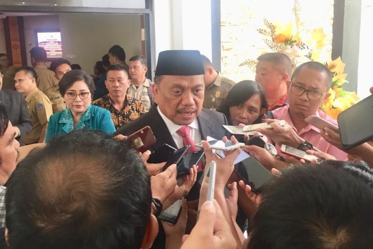 Gubernur Sulut Olly Dondokambey saat diwawancarai wartawan sesuai rapat paripurna di Kantor DPRD Sulut, Selasa (23/4/2019).