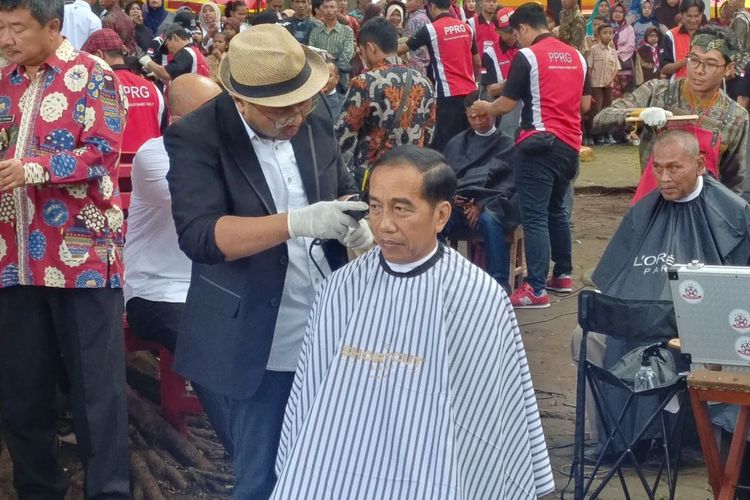 Presiden Joko Widodo mengikuti acara cukur massal di Garut, Sabtu (19/1/2019).