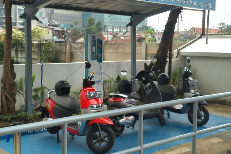 SPLU untuk pengisian daya sepeda motor listrik hadir di wilayah perkantoran Jakarta Selatan, Selasa (17/4/2018)