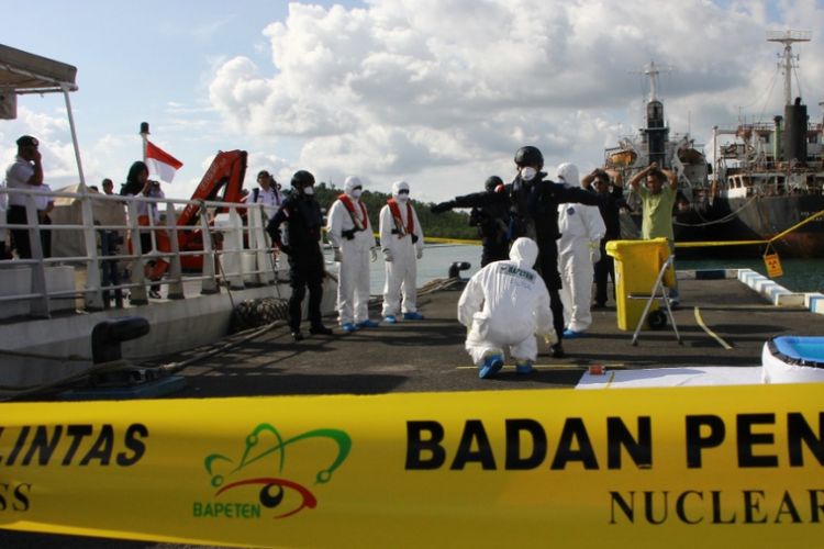 Tim gabungan dari Bapeten dan Bakamla RI melakukan pemeriksaan terhadap awak kapal yang terindikasi memabawa bahan zat radioaktif di perairan Kepri.