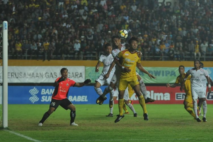 Sriwijaya FC melawan Persija Jakarta di stadion Glora Jakabaring, Palembang, Sumatera Selatan. Dalam pertandingan itu, kedua tim mendapatkan skor imbang 2-2-.