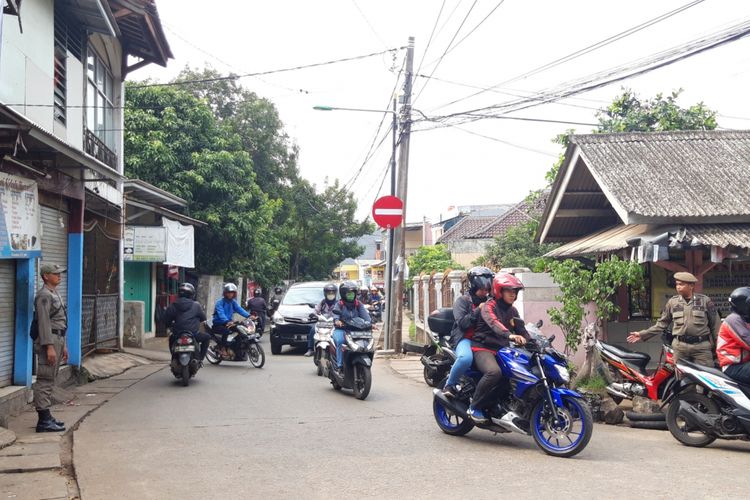 Beberapa petugas Sudinhub Jaktim dan Satpol PP berjaga di Jalan Kramat Utama, Setu, Cipayung salah satu Jalan yang diterapkan sistem satu arah, Rabu (21/11/2018)
