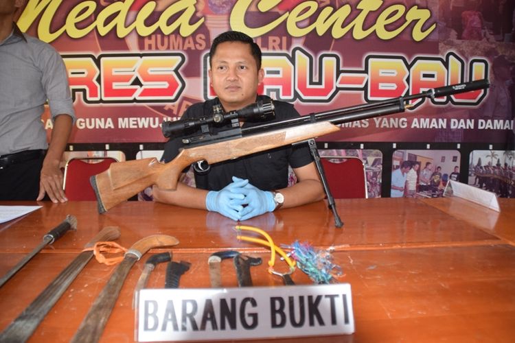 Polres Kota Baubau, Sulawesi Tenggara, berhasil menangkap empat orang pelaku yang hendak membuat kerusuhan di dalam Kota Baubau. Saat ditangkap, keempat pelaku itu kedapatan membawa satu pucuk senapan angin, satu replika senjata api jenis airsoft gun, dan berbagai jenis senjata tajam yang tersimpan di dalam mobil.