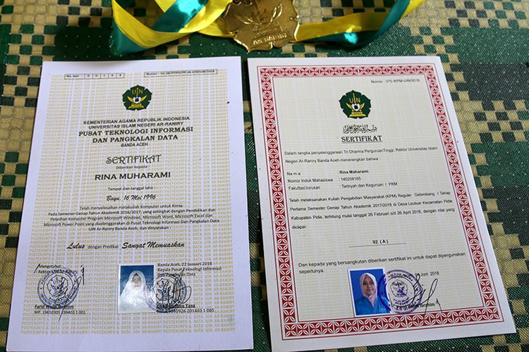 Nurbayaini (50) dan Bukhari (50), orang tua almarhumah Rina Muharami mahasiswi UIN yang diwakili ayahnya saat mengikuti Wisuda di gedung Auditorium Ali Hasyimi, UIN Ar’Raniry Banda Aceh, Rabu (27/02/2018).