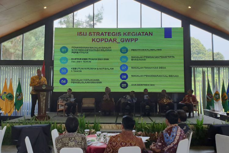 Sejumlah pejabat di wilayah Jabar saat mempresentasikan program kerja dalam kegiatan Koordinasi Penyelenggaraan Pemerintah Daerah (Kopdar) di Green Forest Resort, Kabupaten Bandung Barat, Senin (4/3/2019).