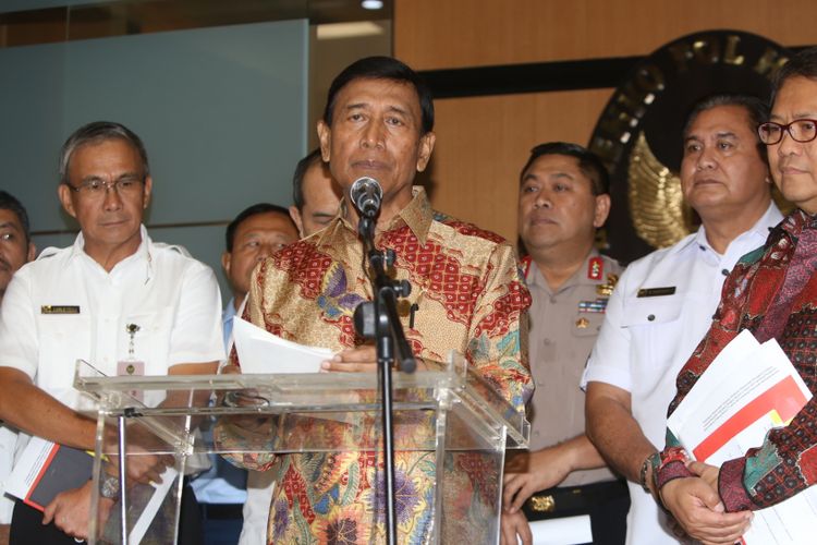 Menteri Politik Hukum dan Keamanan (Polhukam) Wiranto saat konferensi pers mengenai Peraturan Pemerintah Pengganti Undang-Undang (Perppu) tentang Ormas di Gedung Kementerian Polhukam, Jakarta, Rabu (12/7/2017). Wiranto memberikan penjelasan mengenai penerbitan Peraturan Pemerintah Pengganti Undang-Undang Nomor 2 Tahun 2017, sebagai perubahan atas Undang-Undang Nomor 17 Tahun 2013 tentang Organisasi Kemasyarakatan.