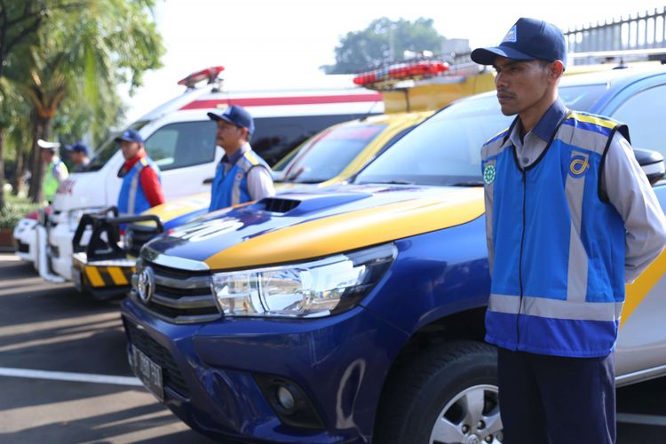 Sejumlah petugas dari PT Jasa Marga (persero) Tbk saat mengikuti apel siaga operasional lebaran 2018 di Kantor Jasa Marga, Plaza Tol Taman Mini Indonesia Indah, Jakarta, Senin (7/5/2018). PT Jasa Marga (Persero) Tbk melakukan persiapan arus mudik dan arus balik Lebaran 2018 guna memastikan kelancaran arus lalu lintas kendaraan yang melintas di ruas tol.