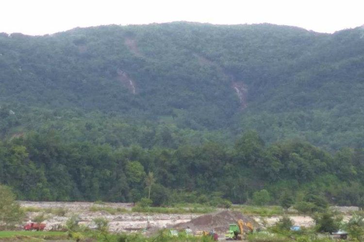 Salah satu aktivitas penambangan di sekitar Sungai Jeneberang dengan latar belakang sejumlah titik longsor di Kabupaten Gowa, Sulawesi Selatan. Sabtu (26/1/2019).