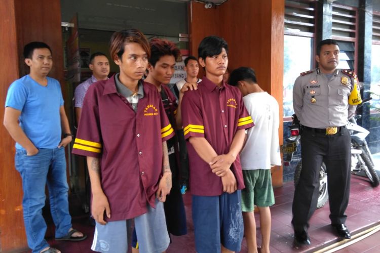 Empat pelaku penodongan di kawasan jembatan Ampera ditangkap oleh unit reskrim Polsek Seberang Ulu 1 Palembang