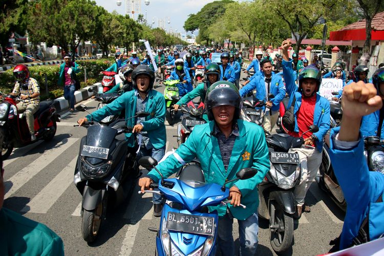 Ratusan mahasiswa yang tergabung dalam Aliansi Mahasiswa Pembela Rakyat (Amper) di Kota Banda Aceh melakukan aksi dorong sepeda motor mulai dari bundaran simpang lima pusat kota menuju kantor Pertamina. Aksi ini dilakukan sebagai bentuk protes terhadap pemerintahan Jokowi yang kembali menaikkan harga BBM, Rabu (28/3/2018).