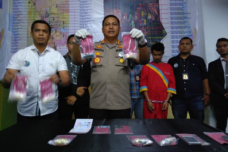Tersangka Riduan warga negara asal Malaysia yangtertangkap tangan menyelundupkan sabu ke Palembang, melalui anus