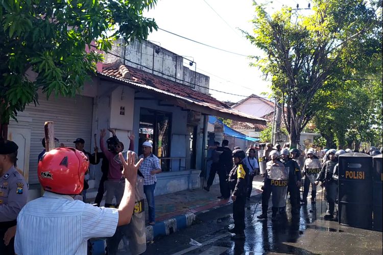 Aparat kepolisian menyisir tempat-tempat yang dijadikan persembunyian massa setelah kerusuhan teejadi di samping kantor Polres Pamekasan, Rabu (22/5/2019)