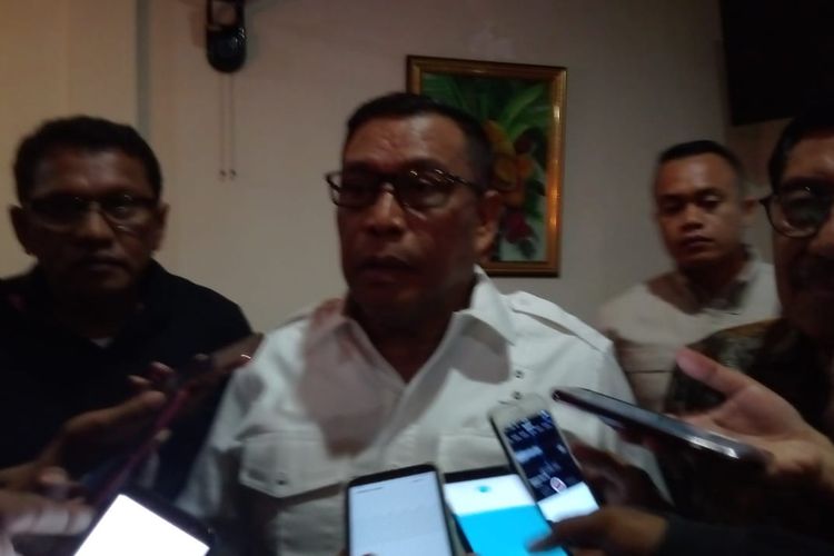 Gubernur Maluku terpilih Murad Ismail didampingi mantan wakil gubernur Maluku Zeth Sahuburua (kanan) dan Ketua DPD PDI-Perjuangan Maluku Edwin Huwae saat memberikan keterangan kepada wartawan di Ambon, Senin malam (25/3/2019) 