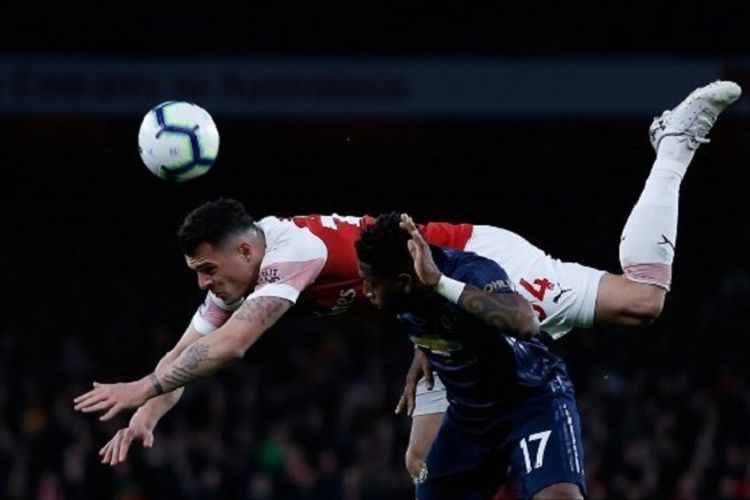 Granit Xhaka dan Fred berduel pada pertandingan Arsenal vs Manchester United di Stadion Emirates dalam lanjutan Liga Inggris, 10 Maret 2019. 