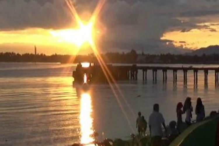Pantai Sarampu dan Pantai Bahari menjadi tempat paling favorit untuk menikmati waktu menunggu buka puasa  di Polewali Mandar, Sulawesi Barat.