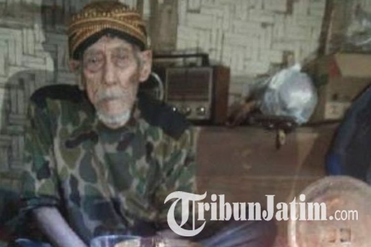 Mbah Arjo Suwito, manusia tertua di Indonesia asal Dusun Sukomulyo, Desa Gadungan, Kecamatan Gandusari, Kabupaten Blitar semasa hidup. 