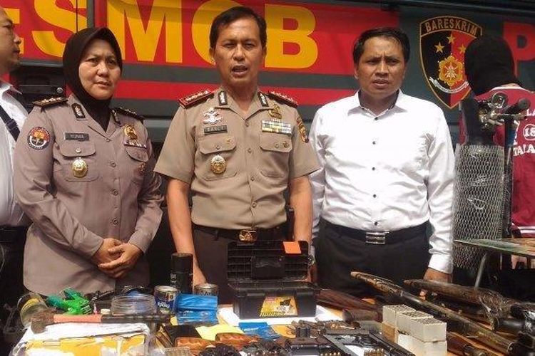 Direktur Reserse Kriminal Umum Polda Lampung Kombes Pol M Barly Ramadany (tengah) menggelar ekspose penggerebakan pabrik senpi rakitan di Metro, Senin, 1 Juli 2019 .