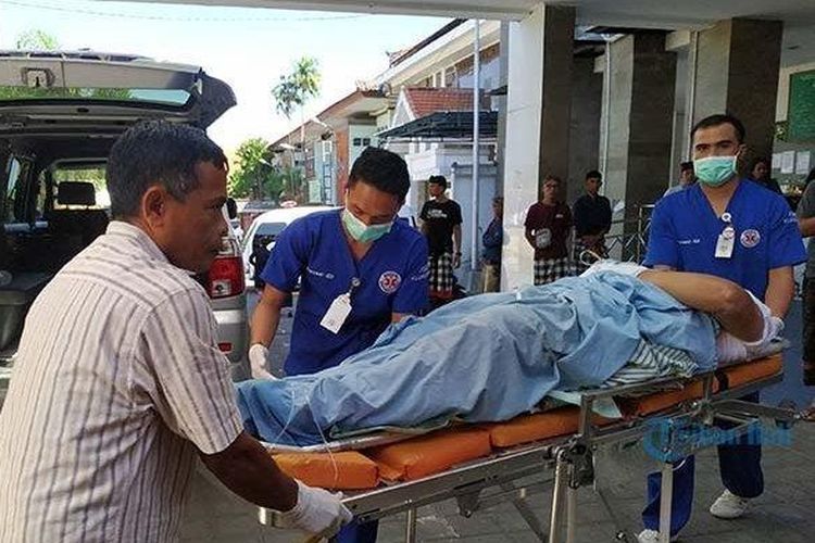 Wayan Murdika mendapatkan perawatan intensif di RSUD Klungkung, Minggu (7/7/2019). Murdika mengalami luka bakar paling parah dan harus dirujuk ke RSUP Sanglah