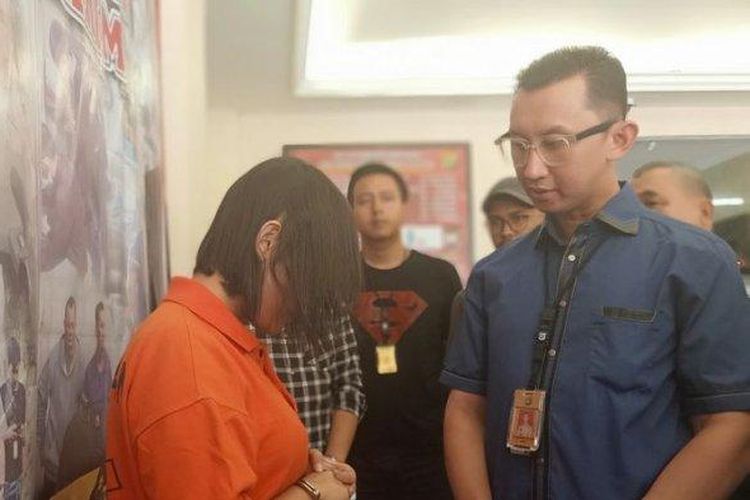 Seorang sales promotion girl (SPG) berinisial MR (22) mencuri baju mewah di sebuah stand pameran di Pondok Indah Mal (PIM) 2, Jakarta Selatan. 
