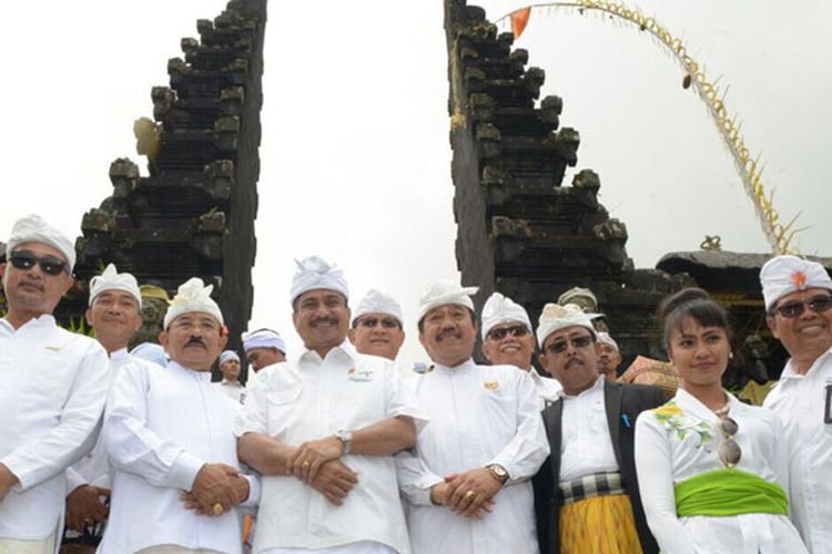 Menteri Pariwisata Arief Yahya, Kamis (5/10/2017) mengunjungi Pura Besakih, di Karangasem, Bali. Menpar berdiskusi dengan tim Basarnas yang bertugas, masyarakat Bali, dan wisman yang berkunjung ke Pura Besakih yang jaraknya hanya 9 km dari pusat erupsi Gunung Agung.
