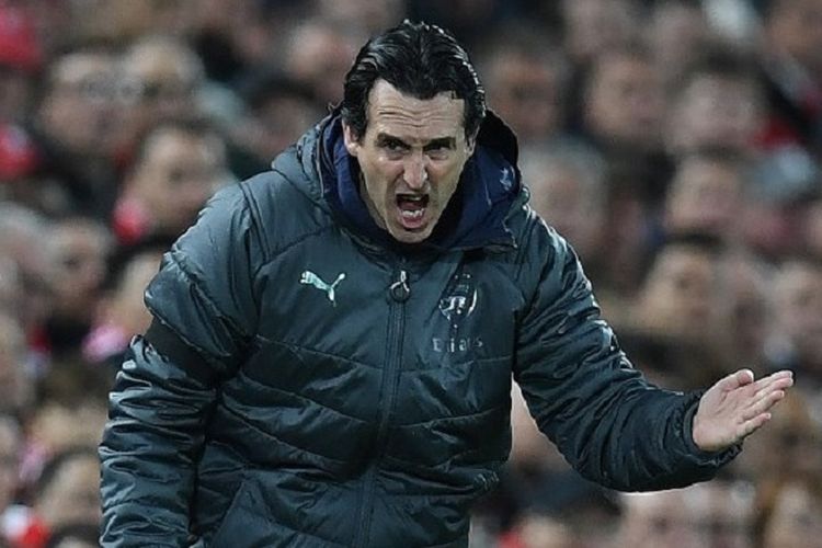 Unai Emery tampak tengah memberi instruksi kepada anak asuhnya pada pertandingan Liga Inggris, Liverpool vs Arsenal, di Stadion Anfield, 29 Desember 2018. 