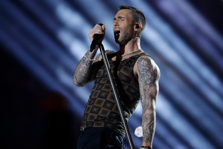 Adam Levine saat tampil di acara Super Bowl