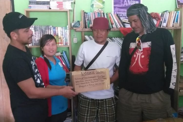 Jery Lumban Gaol penggagas Balai Pustaka Forum Bangso Batak Indonesia (FBBI), memberikan donasi kepada Togu Simorangkir untuk penggalangan dana delapan sopo belajar.