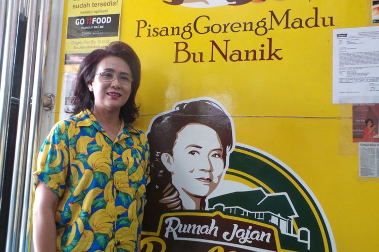 Nanik Soelistiawati, pemilik usaha Pisang Goreng Madu Bu Nanik, saat diabadikan Kompas.com di tokonya di kawasan Tanjung Duren, Jakarta Barat. 