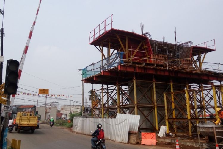Kondisi terkini proyek pembangunan jembatan layang atau flyover di Cipinang Lontar, Jakarta Timur, Kamis (19/10/2017). Flyover Cipinang Lontar dibangun untuk menghilangkan pelintasan sebidang rel kereta yang menghubungkan Jalan Bekasi Raya dan Jalan Cipinang Jaya.
