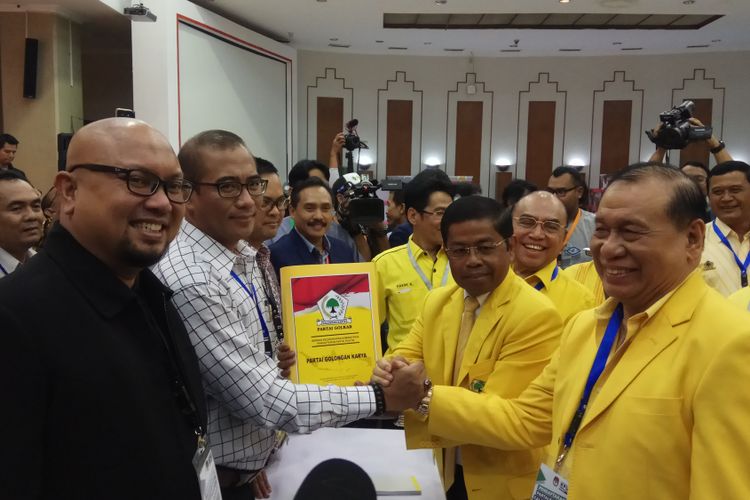 Partai Golkar resmi mendaftar sebagai calon peserta Pemilu 2019 ke Komisi Pemilihan Umum (KPU) RI. Golkar menjadi parpol ke-12 yang daftar peserta Pemilu 2019. Jakarta, Minggu (15/16/2017)