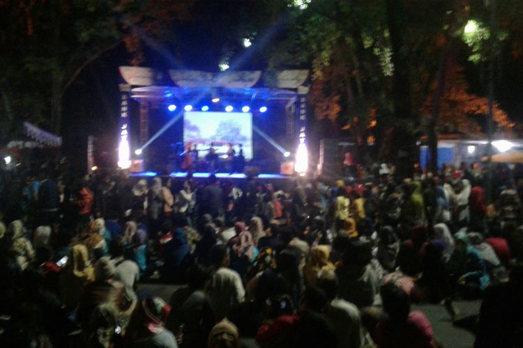 Pengunjung Car Free Night memadati panggung di panggung hiburan kawasan Plaza Sriwedari Solo, Minggu (31/12/2017).