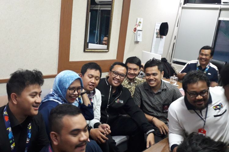 Menteri Pemuda dan Olahraga Imam Nahrawi bersama dengan para staf Kemenpora di Kantor Kemenpora, Jakarta, Rabu (23/1/2019).