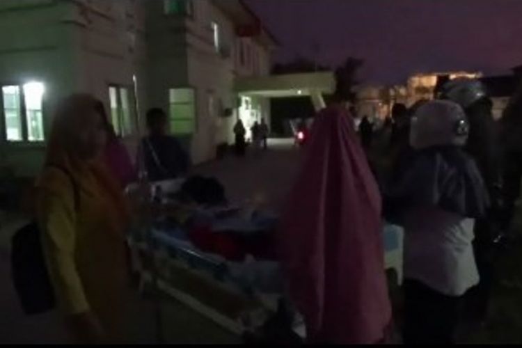 Lantaran panik diguncang gempa magnitudo 7,7  pasien di rumah sakit mamuju berhamburan keluar ruangan untuk menyelamatkan diri.