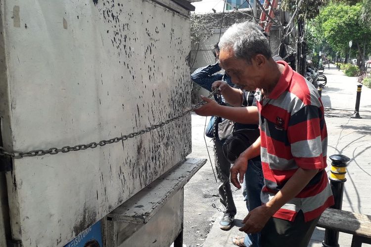 Usma, pemilik warung di Jalan KH Wahid Hasyim menutup warungnya yang dijarah massa pada Kamis (23/5/2019).