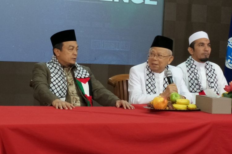  Ketua Umum Majelis Ulama Indonesia (MUI), Maruf Amin (tengah) saat menghadiri konferensi pers aksi bela Palestina, Sabtu (16/12/2017).
