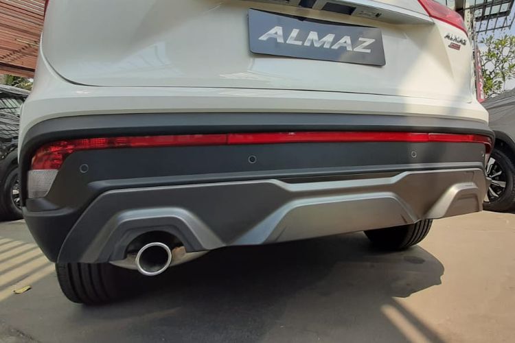 Bumper belakang dan muffler knalpot mendapat sentuhan baru, sebagai pembeda dengan Wuling Almaz 5-seater.