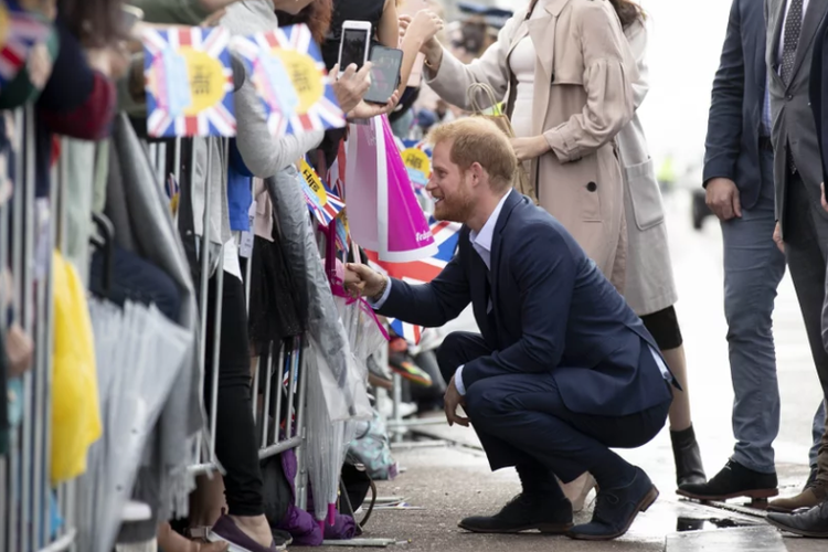 https://www.popsugar.com/celebrity/Prince-Harry-Comforts-Boy-New-Zealand-2018-45435149