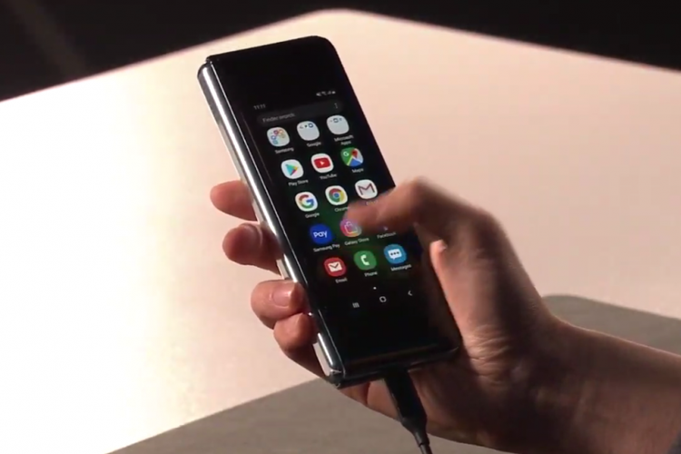 Galaxy Fold dalam mode smartphone.