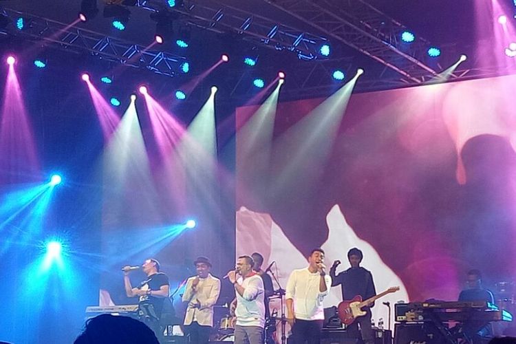 Kahitna dan Glenn Fredly menyuguhksn lagu Mantan Terindah dalam LINE Concert yang digelar di Medan International Convention Center, Medan Sunggal, Sumatera Utara, pada Sabtu (27/1/2018).