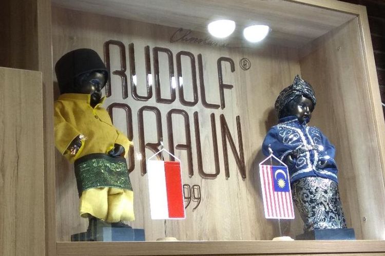 

Patung ini menggunakan baju adat khas Palembang. Manneken Pis pakai baju adat Indonesia dan Malaysia.