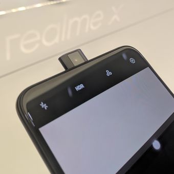 Kamera selfie dengan mekanisme Pop-up di bagian tengah atas Realme X.