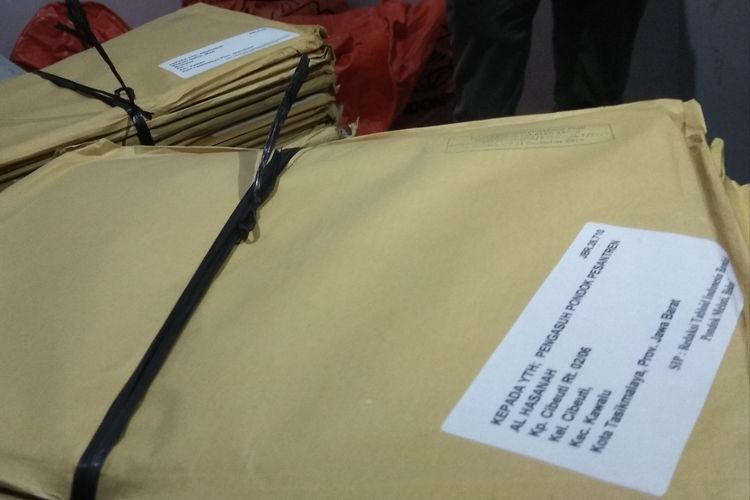 Paket amplop cokelat berisi Tabloid Barokah menumpuk di Kantor Pos Tasikmalaya yang diawasi Bawaslu Kota Tasikmalaya, Rabu (23/1/2019).