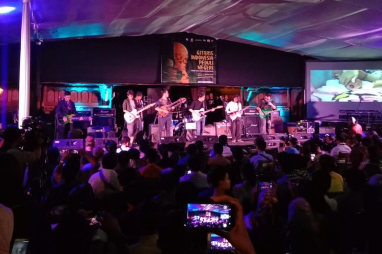 Six String membuka konser Gitaris Indonesia Peduli Negeri: Musik dan Syair Solidaritas yang digelar di Bentara Budaya Jakarta (BBJ), Kamis (11/10/2018) pukul 20.00 WIB.
