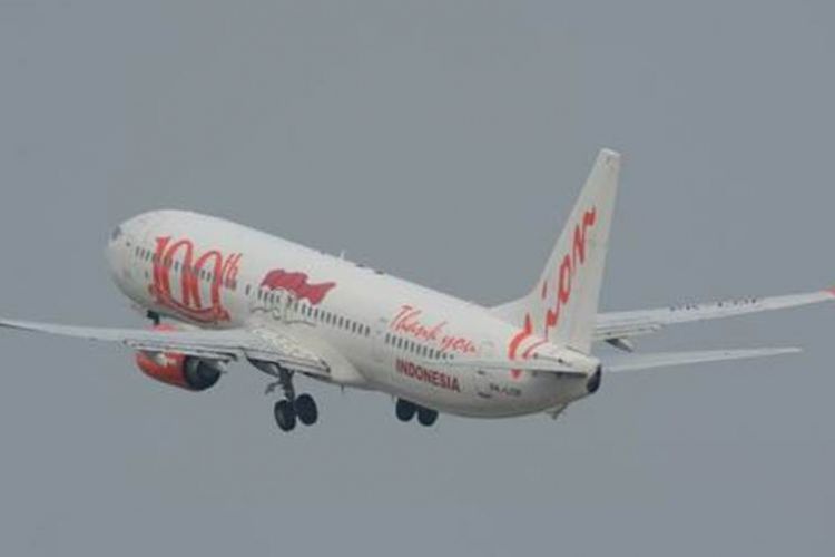 Lion Air jenis pesawat Boeing 737-900ER berkapasitas 215 kursi. 