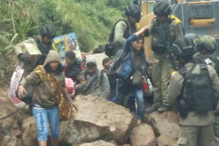 Warga yang diisolasi oleh kelompok kriminal bersenjata dievakuasi dari Kampung Kimberly, Kampung Banti, menuju Tembagapura, dengan pengawalan ketat personel TNI dan Polri pada Jumat (17/11/2017) sekitar pukul 11.00 WIT.  