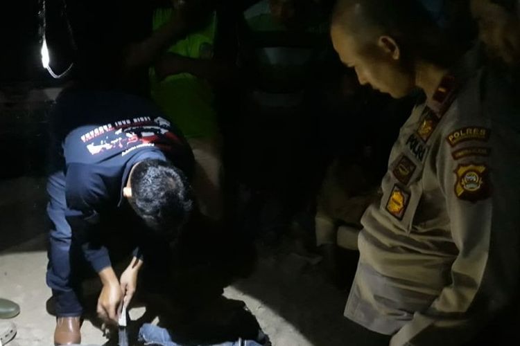 Jenazah salah satu pelaku yang tewas ditembak rekannya sendiri saat hendak melarikan diri usai merampok rumah Endri Krisbiantoro di Desa Balian OKI Senin malam