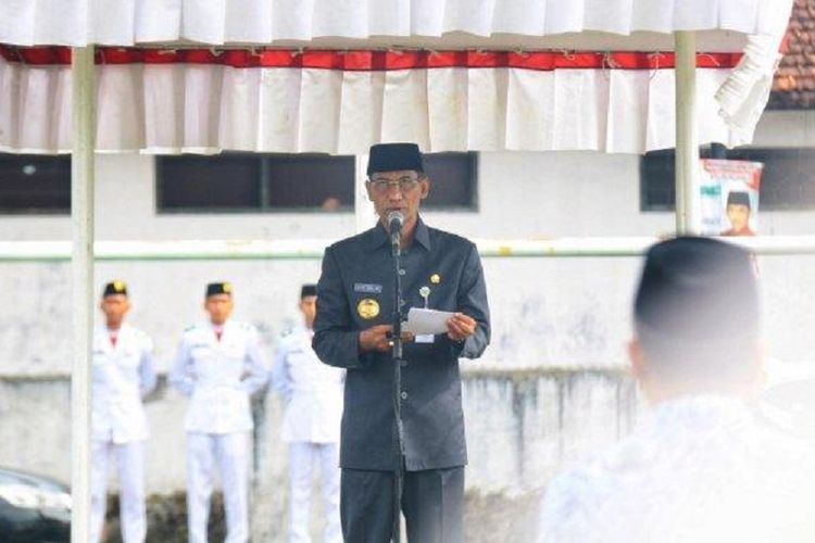 Bupati Kudus Muhammad Tamzil saat menjadi inspektur upacara peringatan HKN ke-54 di lapangan Rendeng Kudus, Senin (12/11/2018). 