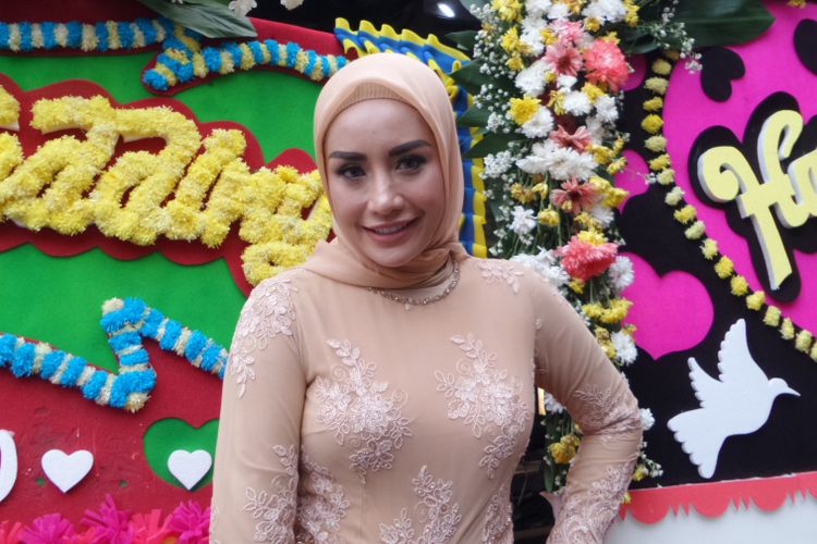 Sinta Bachir berpose di sela acara pernikahan Rio Reifan dan Henny Yuliyanah di Omah Pawon, Ampera Raya, Jakarta Selatan, Sabtu (18/8/2018).