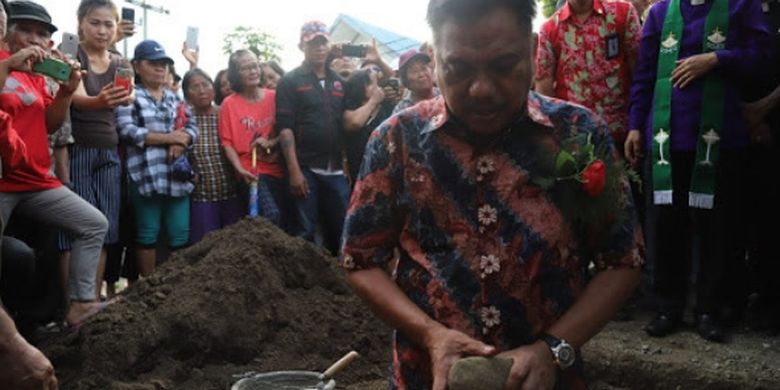 Gubernur Sulawesi Utara Olly Dondokambey melakukan Batu Pertama Gedung Gereja GMIM Efrata Pontak Satu dan Peletakan Batu dan Pencanangan Objek Wisata Gunung Payung Poopo di Minahasa Selatan, Sabtu (10/3/19)
