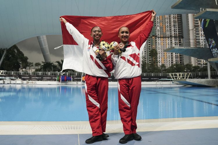 Atlet renang Indah Indonesia Anisa Feritrianti (kiri) dan Claudia Megawati menunjukkan medali perunggu seusai seremoni pemberian medali pada nomor duet technical routine putri renang sinkronisasi SEA Games XXIX di National Aquatic Centre, kawasan Stadion Bukit Jalil, Kuala Lumpur, Malaysia, Jumat (18/8/2017). Pasangan  Anisa Fitrianti dan Claudia Megawati berhasil memperoleh medali perunggu dengan menumpulkan skor 68.9504.